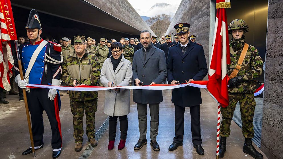 De gauche à droite vendredi matin à Sion: Jacques Ruedin, brigadier, remplaçant chef de l'Etat major de l'Armée suisse, Muriel Favre-Torelloz, présidente du Grand Conseil valaisan, Frédéric Favre, conseiller d'Etat valaisan et Christian Varone, commandant de la Police cantonale valaisanne.