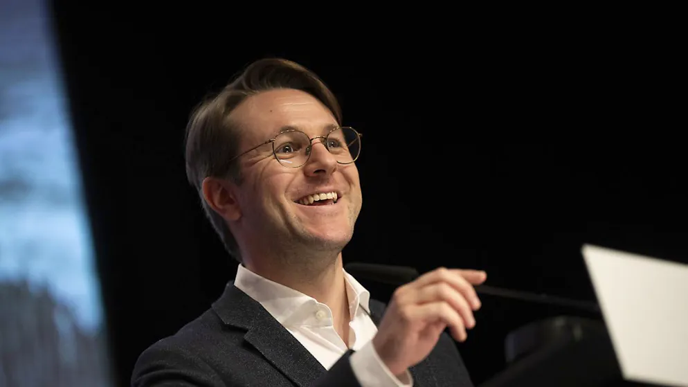 Philipp Wilhelm, Landamann von Davos, spricht am Parteitag der SP Schweiz im Oktober 2024 im Kongresszentrum in Davos. Nun muss der 36-Jährige wegen einer Erschöpfungsdepression pausieren. (Archivbild)