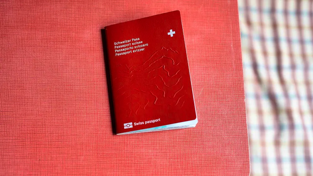 The civil status office in Zug is currently faced with many Russian applications for a Swiss passport.