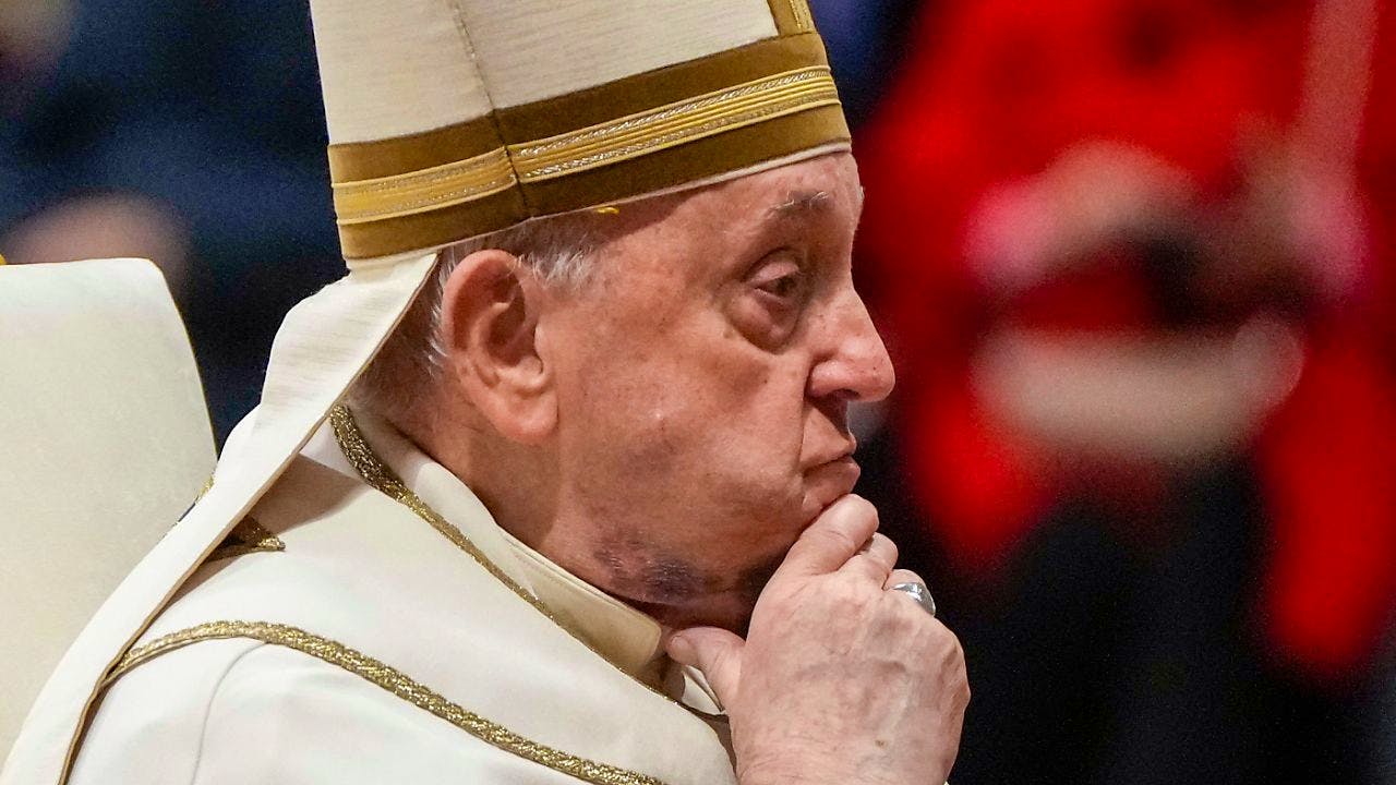 Vatikan. Papst Franziskus mit blauem Fleck am Kinn
