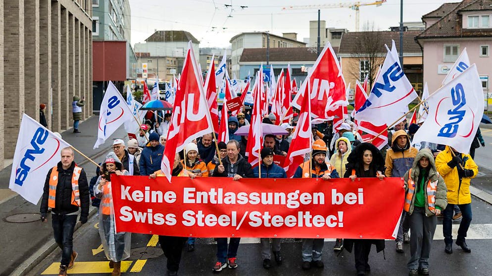 In der Swiss-Steel-Tochterfirma Steeltec in Emmenbrücke sollen 130 Stellen abgebaut werden. Am Samstag versammelten sich Mitarbeitende sowie Verbündete zu einer Kundgebung.