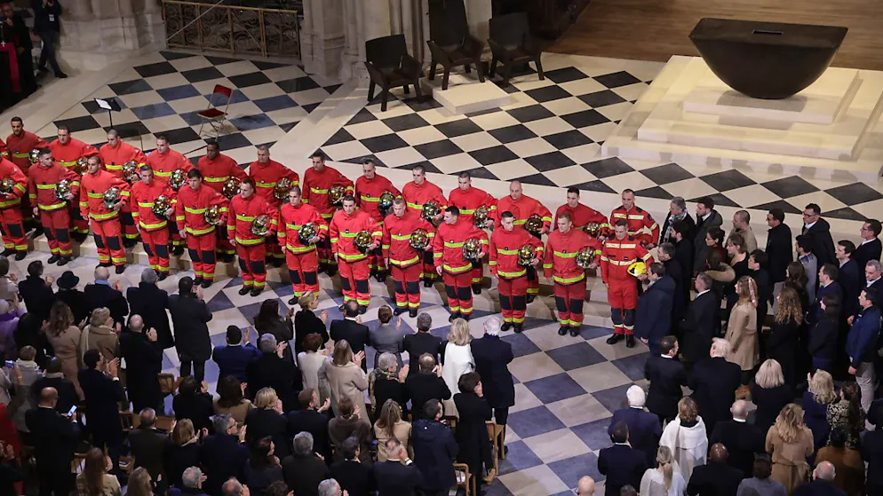 Notre-Dame a rouvert, cinq ans après avoir été sauvée des flammes - Gallery. Des pompiers ayant sauvé Notre-Dame des flammes en 2019 et des artisans qui ont participé à sa reconstruction ont été applaudis pendant plusieurs minutes.