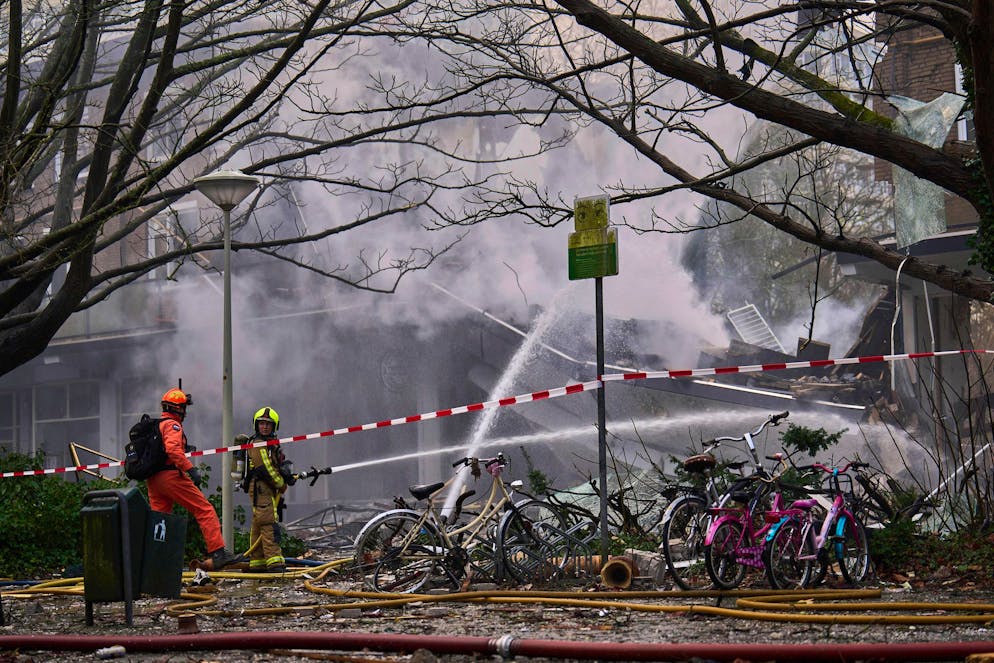 Bis zu 20 Vermisste bei Explosion in Wohngebäude in Den Haag - Gallery. Zahlreiche Feuerwehr- und Rettungskräfte waren am Ort der Explosion im Einsatz.
