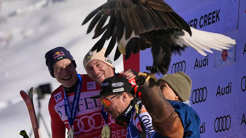 Justin Murisier, una prima vittoria come risarcimento. La foto d'obbligo a Beaver Creek con l'aquila: Justin Murisier (al centro), affiancato da Marco Odermatt (a sinistra) e Miha Hrobat