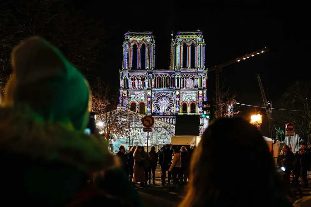 Finale Vorbereitungen für die Eröffnung am 6. Dezember in Paris. 