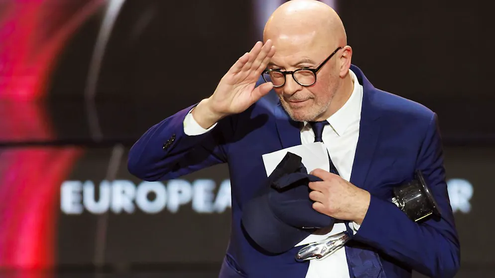 European Film Awards: «Emilia Pérez» miglior film - Gallery. Il regista francese Jacques Audiard saluta il pubblico di Lucerna dopo aver ricevuto il premio miglior regista agli European Film Awards.