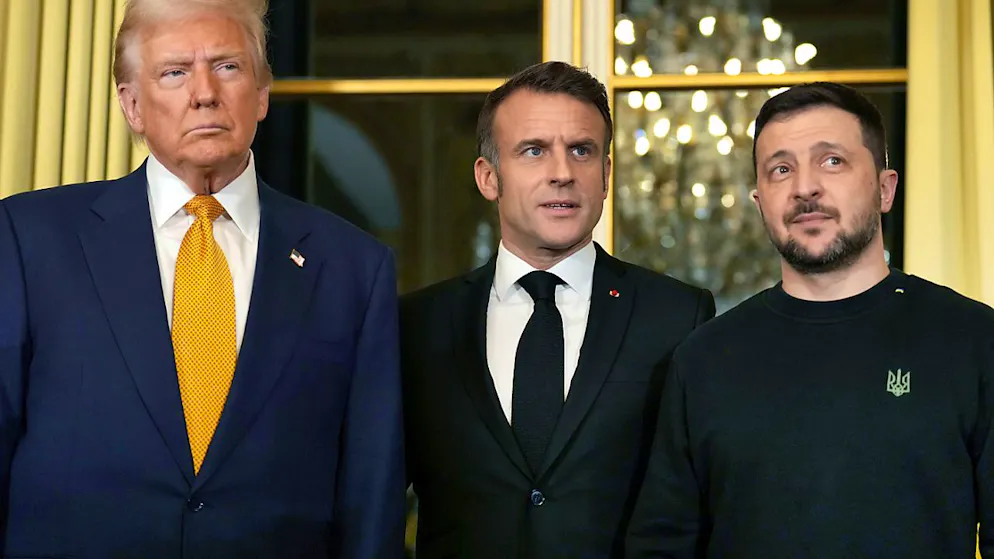 dpatopbilder - Der französische Präsident Emmanuel Macron (M) posiert mit dem designierten US-Präsidenten Donald Trump (l) und dem ukrainischen Präsidenten Wolodymyr Selenskyj im Elysee-Palast. Foto: Aurelien Morissard/AP/dpa