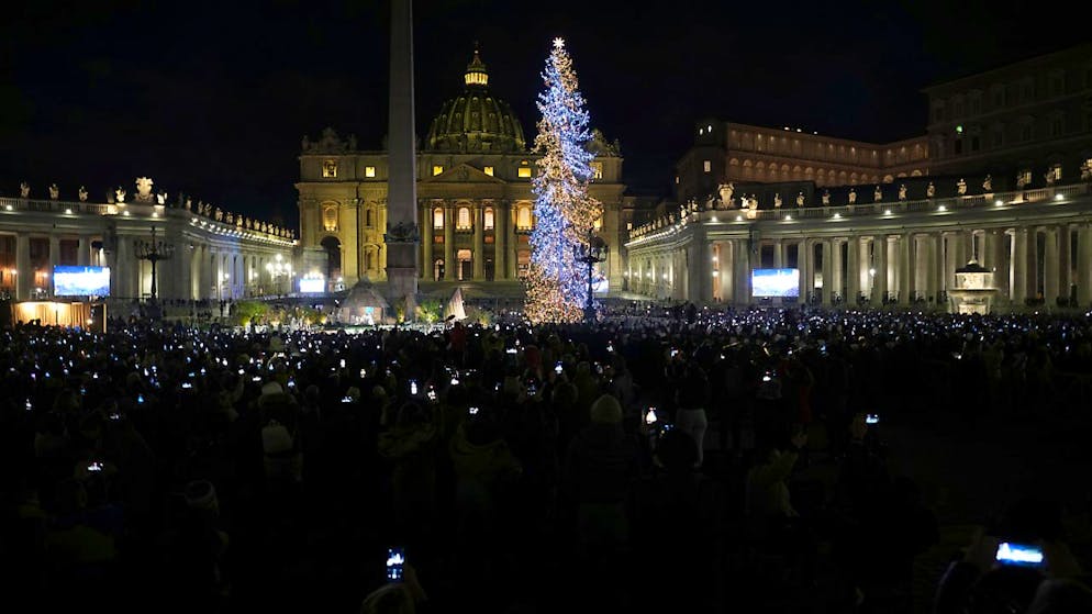 Eine Krippe und ein 29 Meter hoher Weihnachtsbaum werden auf dem Petersplatz im Vatikan beleuchtet. Foto: Andrew Medichini/AP