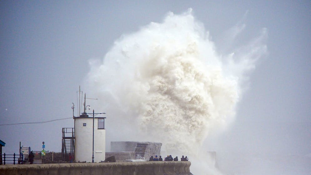 Ein Toter bei Sturm in England – Viele Haushalte ohne Strom - Gallery. Hunderttausende Menschen waren in Irland vorübergehend ohne Strom.