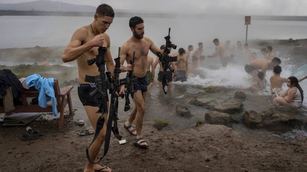 Einwohner geniessen am 27. November die heissen Quellen auf den Golanhöhen – bewacht von zwei israelischen Soldaten.