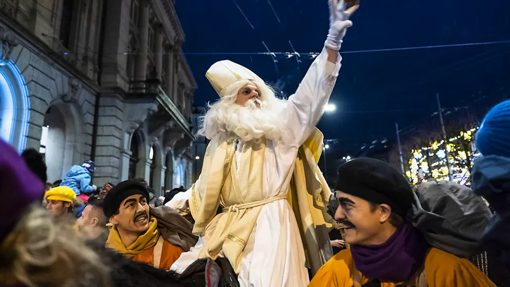 25'000 Freiburger feiern den Einzug von Sankt Nikolaus - Gallery. Sankt Nikolaus, König des Festes am Samstag in Freiburg.
