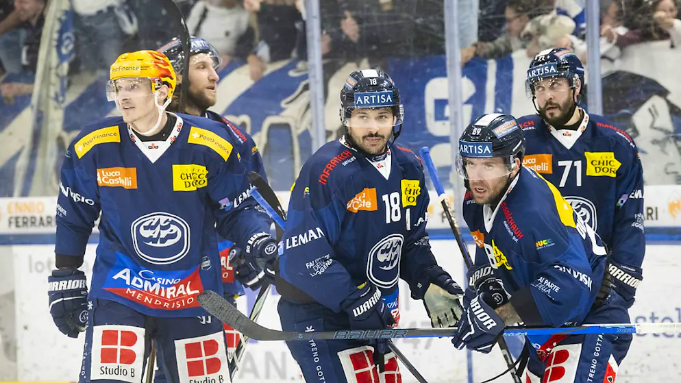 Ambri stürzt Davos vom Leaderthron - Gallery. Ambris Inti Pestoni (Mitte) war der einzige Torschütze beim 1:0-Heimsieg gegen Davos