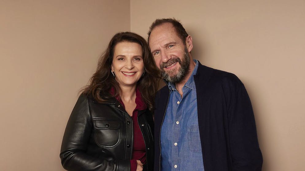 Srotolato tappeto blu per i premi europei del cinema - Gallery. L'attrice francese Juliette Binoche e l'attore britannico Ralph Fiennes sono a Lucerna per  gli European Film Awards. Qui in una foto nel quadro del film "The Return". (immagine d'archivio)