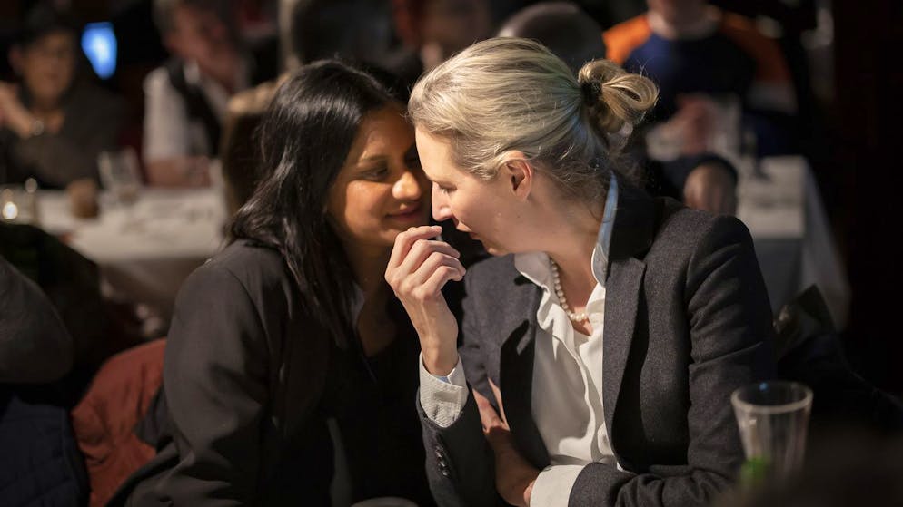 Alice Weidel (rechts) mit ihrer Partnerin am 20. Januar 2023 bei der Albisguetli-Tagung der SVP.