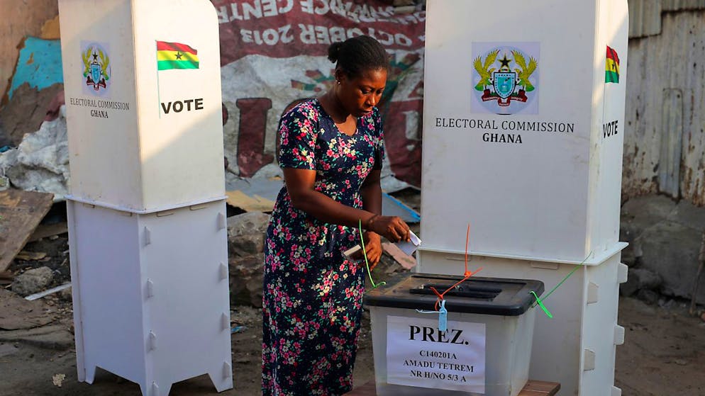 Eine Frau gibt in Accra ihre Stimme ab. Foto: Misper Apawu/AP/dpa