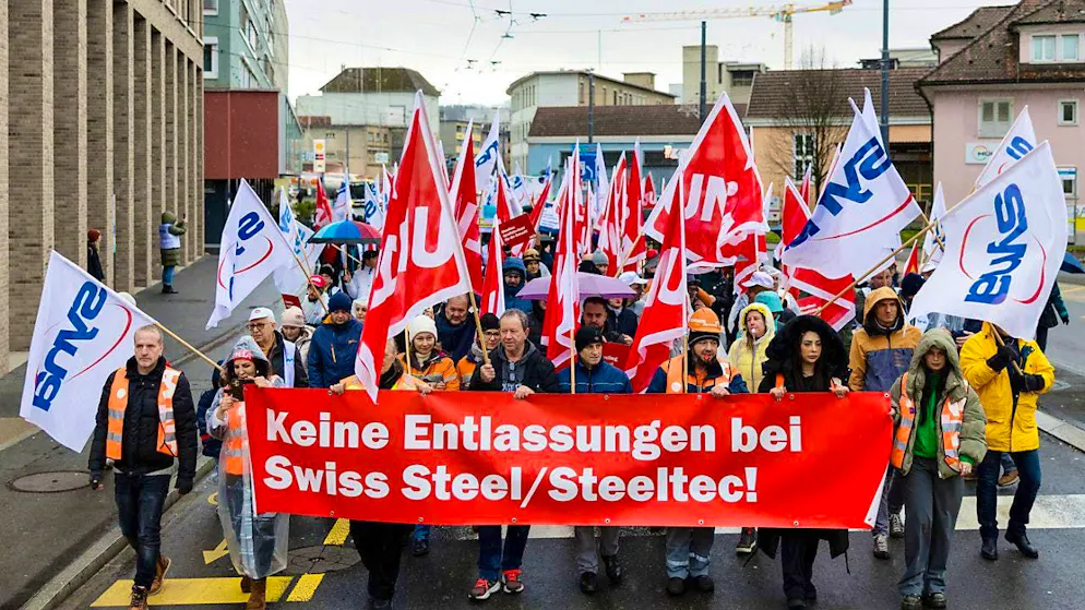 130 jobs are to be cut at the Swiss Steel subsidiary Steeltec in Emmenbrücke. Employees and allies gathered for a demonstration on Saturday.