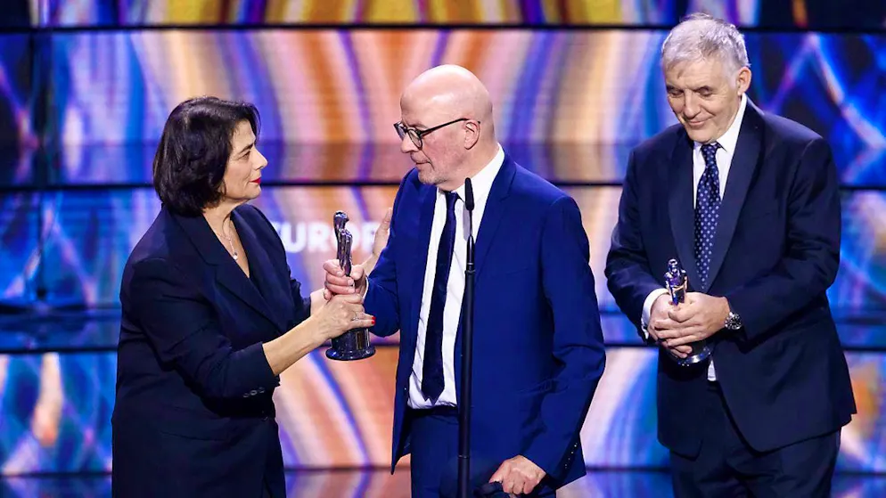 Hiam Abbass presents the European Film Award on Saturday night to Jacques Audiard, director and screenwriter of "Emilia Peréz". Next to him is producer Pascal Caucheteux. The European Film Awards ceremony at the Culture and Convention Center Lucerne (KKL) has thus reached its climax.
