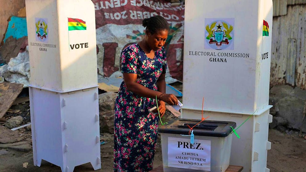 A woman casts her vote in Accra. Photo: Misper Apawu/AP/dpa