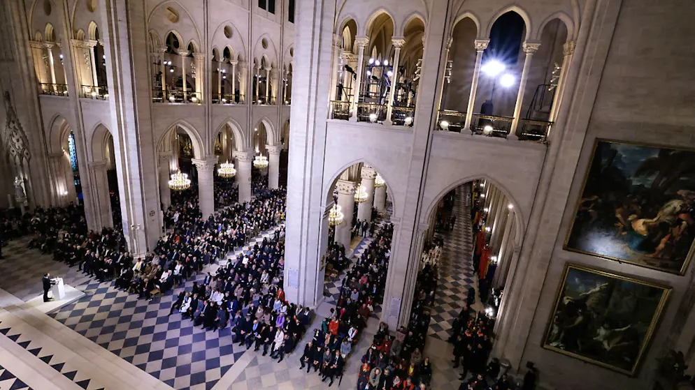 Notre-Dame a rouvert, cinq ans après avoir été sauvée des flammes - Gallery. La blondeur des pierres nettoyées, les couleurs éclatantes des vitraux partiellement restaurés et celles des décors peints des chapelles sont sublimées par un nouvel éclairage modulable.
