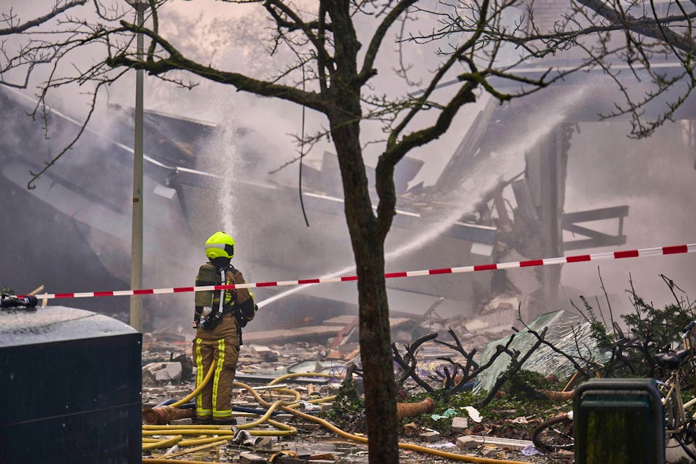 Bis zu 20 Vermisste bei Explosion in Wohngebäude in Den Haag - Gallery. Die Lösch- und Rettungsarbeiten an dem betroffenen Gebäude in Den Haag dauerten an.