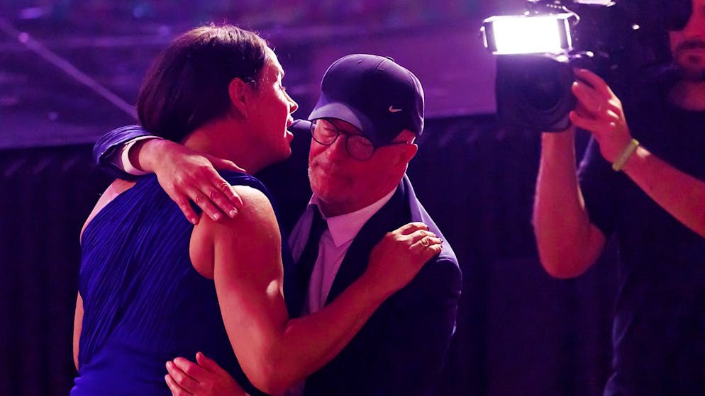 Le film "Emilia Pérez" de Jacques Audiard repart avec quatre distinctions samedi soir au Prix du cinéma européen à Lucerne. Photo: le réalisateur Jacques Audiard embrasse l'actrice Karla Sofia Gascon.