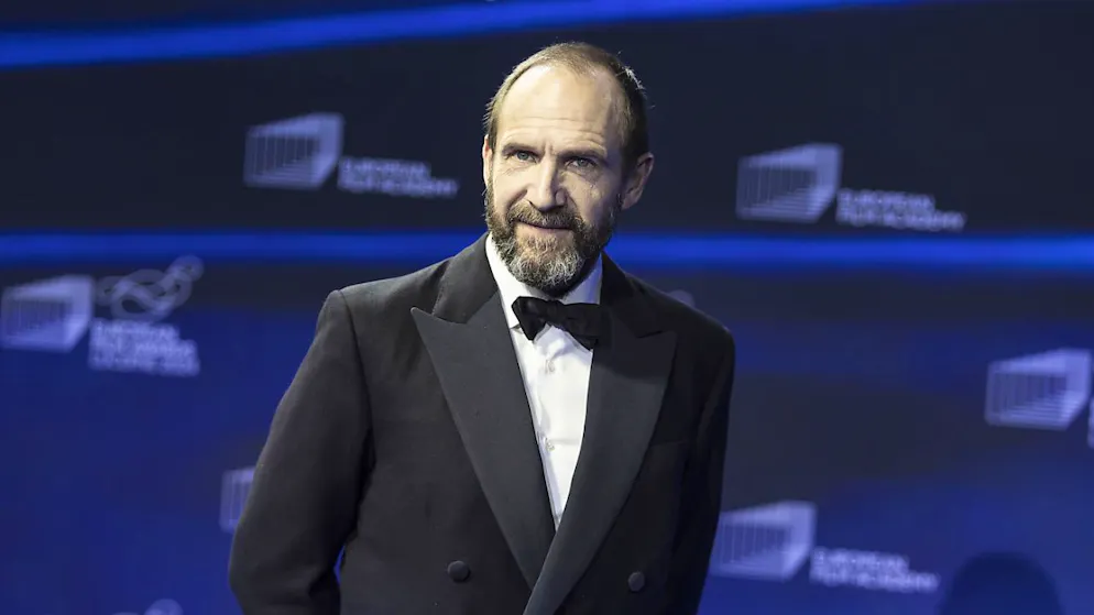 Ralph Fiennes schritt am Samstagabend über den Blauen Teppich der European Film Awards. Im Kultur- und Kongresszentrum Luzern (KKL) kann er auf die Auszeichnung als bester Schauspieler hoffen.