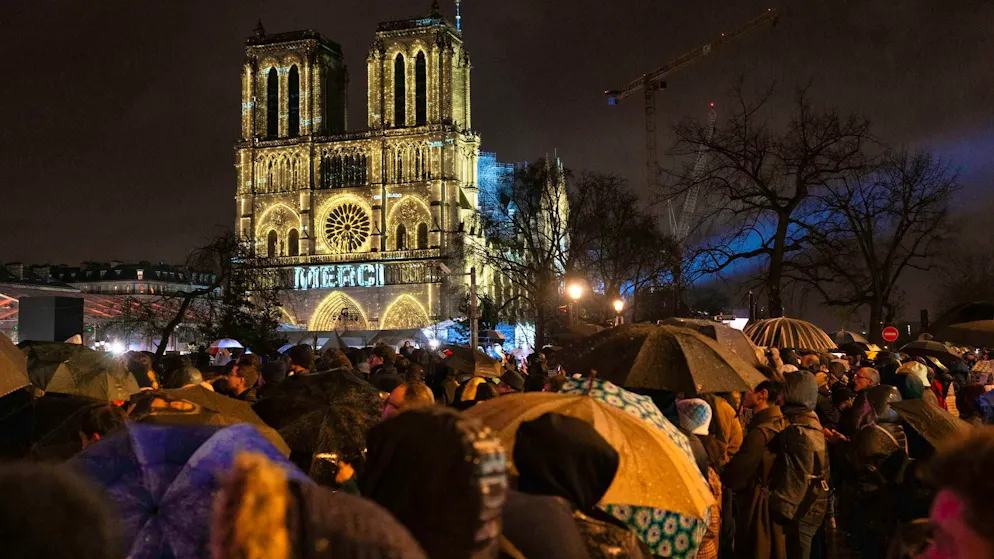Notre-Dame reopens - with splendor and lots of emotion - Gallery. Spectators gathered in front of the cathedral.