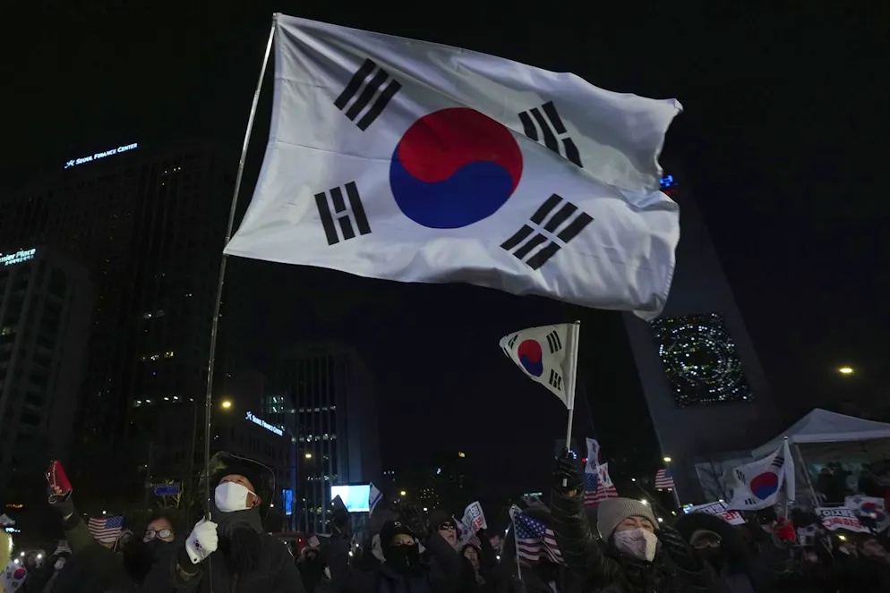 Persone sventolano bandiere durante una manifestazione tenuta da gruppi conservatori, che sostengono il presidente sudcoreano Yoon Suk Yeol e denunciano i legislatori dei partiti di opposizione che chiedono l'impeachment del presidente sudcoreano Yoon Suk Yeol, dopo la breve dichiarazione della legge marziale da parte del presidente a Seul, Corea del Sud, sabato 7 dicembre 2024.