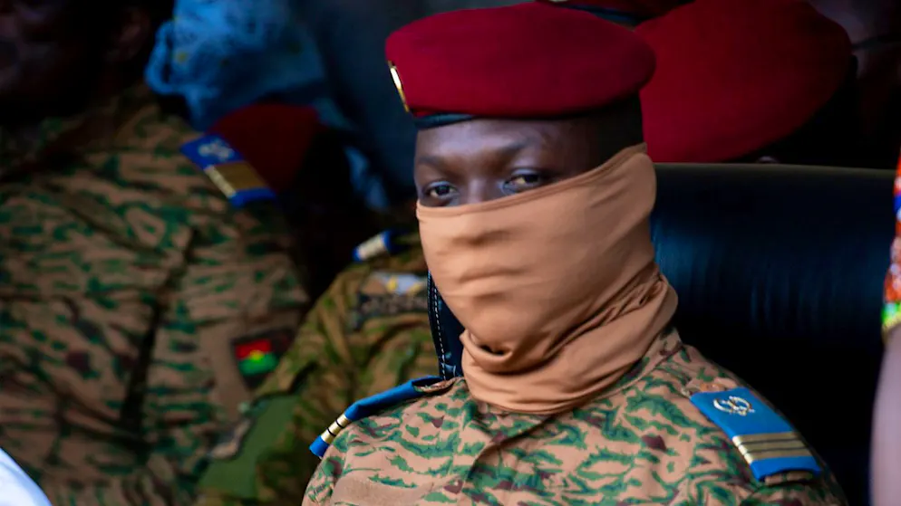 ARCHIV - Der Putschistenführer von Burkina Faso, Kapitän Ibrahim Traore, nimmt an einer Zeremonie in Ouagadougou teil, 15. Oktober 2022.  Traoré gab bekannt, dass der Premierminister des Landes seines Amtes enthoben und die Regierung aufgelöst wurde. Foto: Kilaye Bationo/AP/dpa