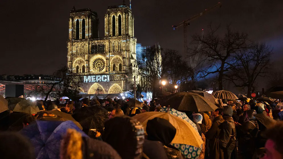 Notre-Dame wiedereröffnet – mit Glanz und viel Emotionen - Gallery. Zuschauer versammelten sich vor der Kathedrale.