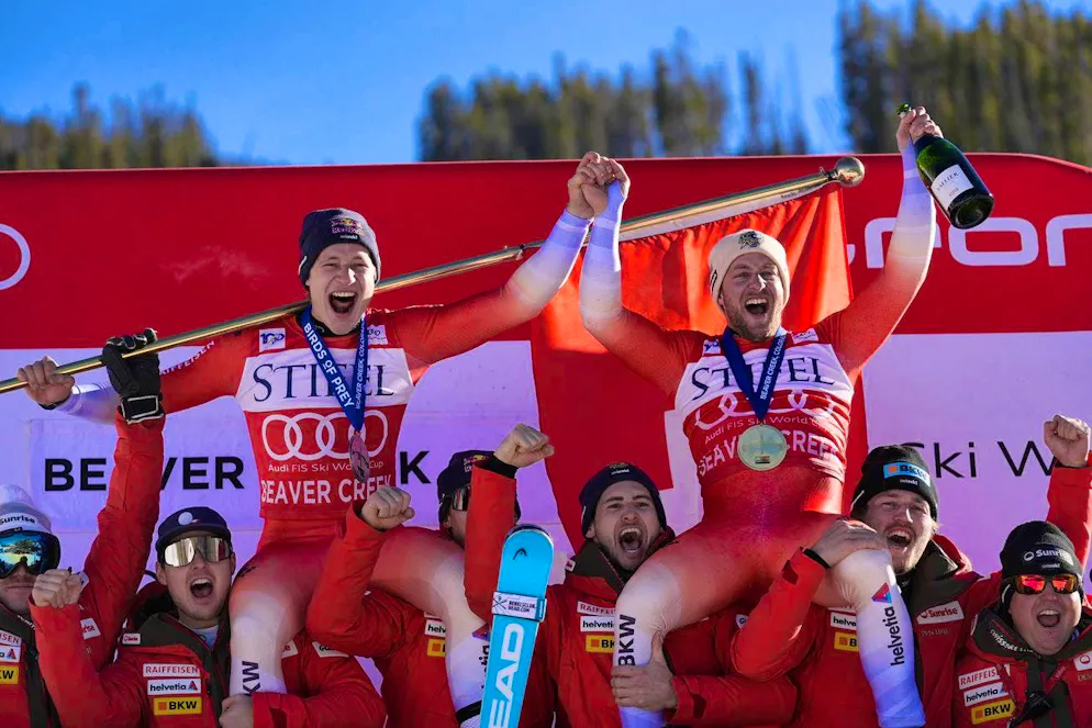 Justin Murisier (a destra) e Marco Odermatt vengono festeggiati dalla squadra svizzera dopo la doppia vittoria.