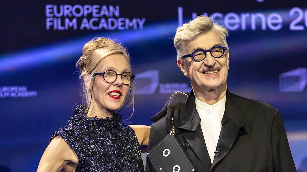 German director Wim Wenders walked the blue carpet with his wife Donata into the Lucerne Culture and Convention Center (KKL) on Saturday evening. There he was honored for his life's work.