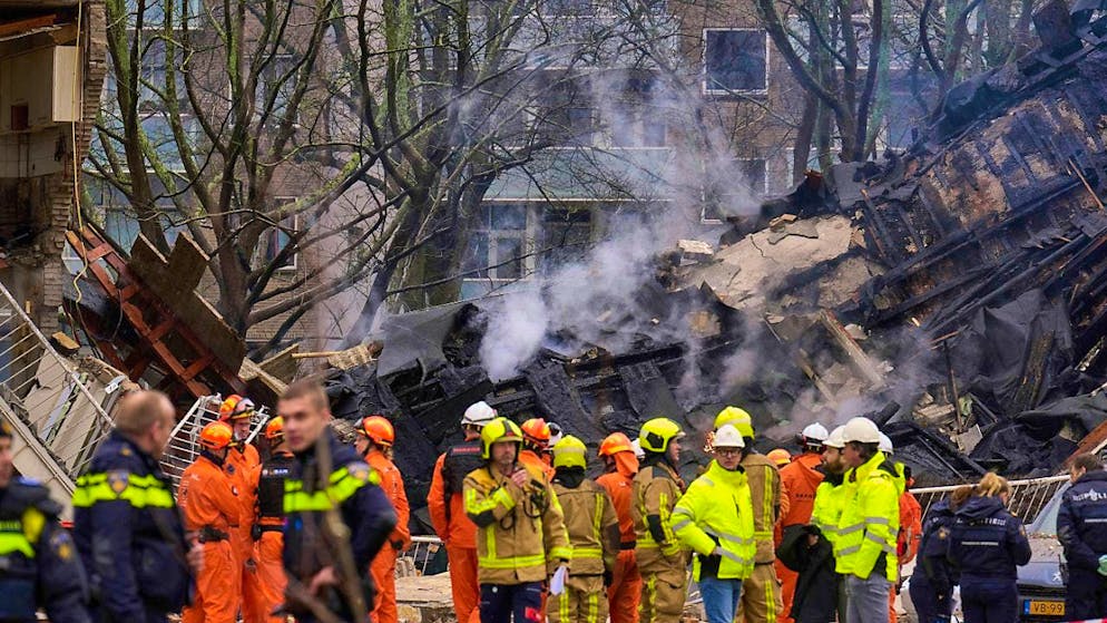 dpatopbilder - Firefighters stand in front of a destroyed building at the site of an explosion that destroyed several apartments and injured several people. Photo: Phil Nijhuis/AP/dpa