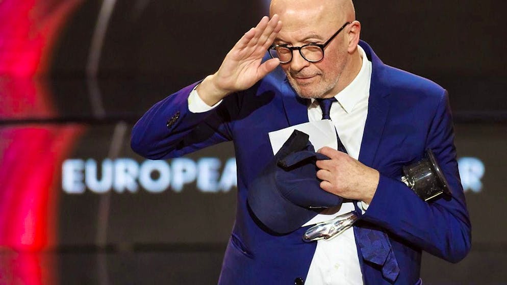 Jacques Audiard greets the audience at the Culture and Convention Center in Lucerne. The French filmmaker received two awards for his film "Emilia Pérez", for best director and best screenplay.