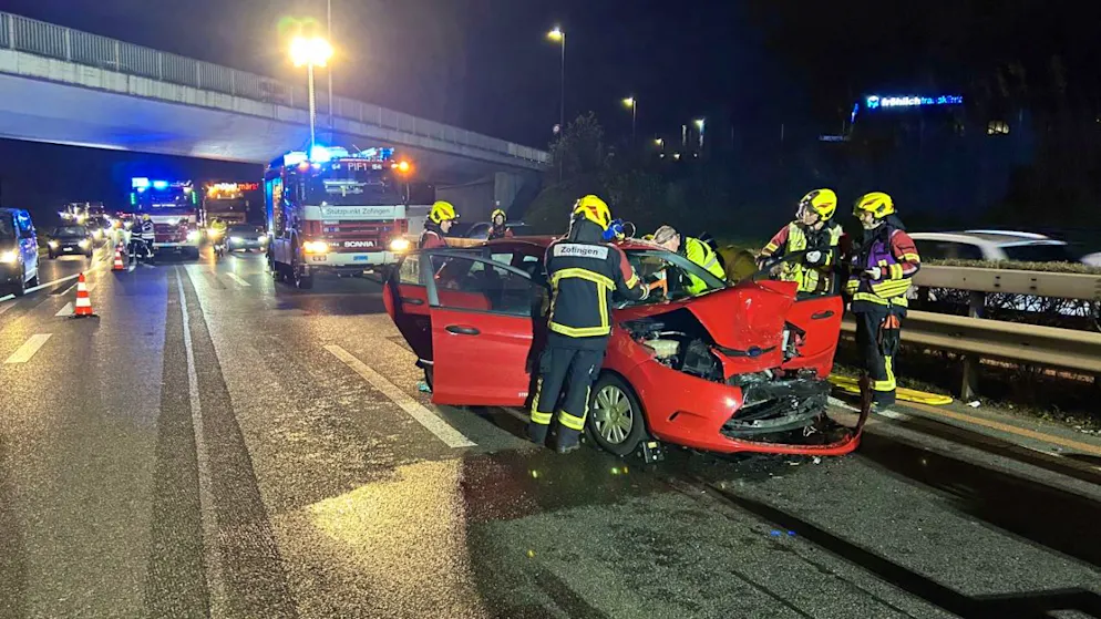 Der Lenker des Kleinwagens krachte im stockenden Kollonenverkehr auf der A1 im Kanton Aargau ungebremst in einen Sportwagen. Er wurde in seinem Auto eingeklemmt und verletzt.