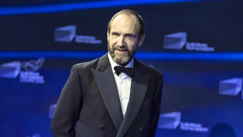 Ralph Fiennes walked the blue carpet of the European Film Awards on Saturday evening. At the Lucerne Culture and Convention Center (KKL), he can hope to win the award for Best Actor.