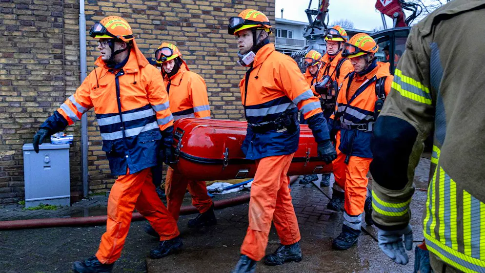 Soccorsi difficili. All'Aja almeno 3 morti nell'esplosione di un palazzo.  Dalle macerie estratta viva una persona
