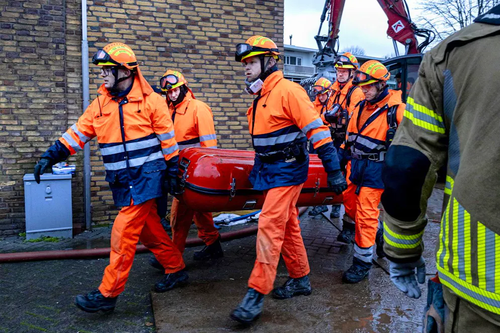 Fino a 20 dispersi in un'esplosione in un edificio residenziale all'Aia. I soccorritori trasportano un corpo trovato nel sito di un edificio parzialmente crollato dopo un incendio e un'esplosione, a L'Aia, Paesi Bassi, 07 dicembre 2024. Un edificio di tre piani è parzialmente crollato il 7 dicembre, dopo un'esplosione e un incendio.