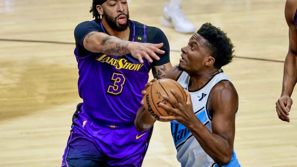 Clint Capela with the ball in his hands is covered by Anthony Davis