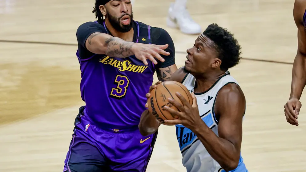 Clint Capela mit dem Ball in der Hand wird von Anthony Davis gedeckt