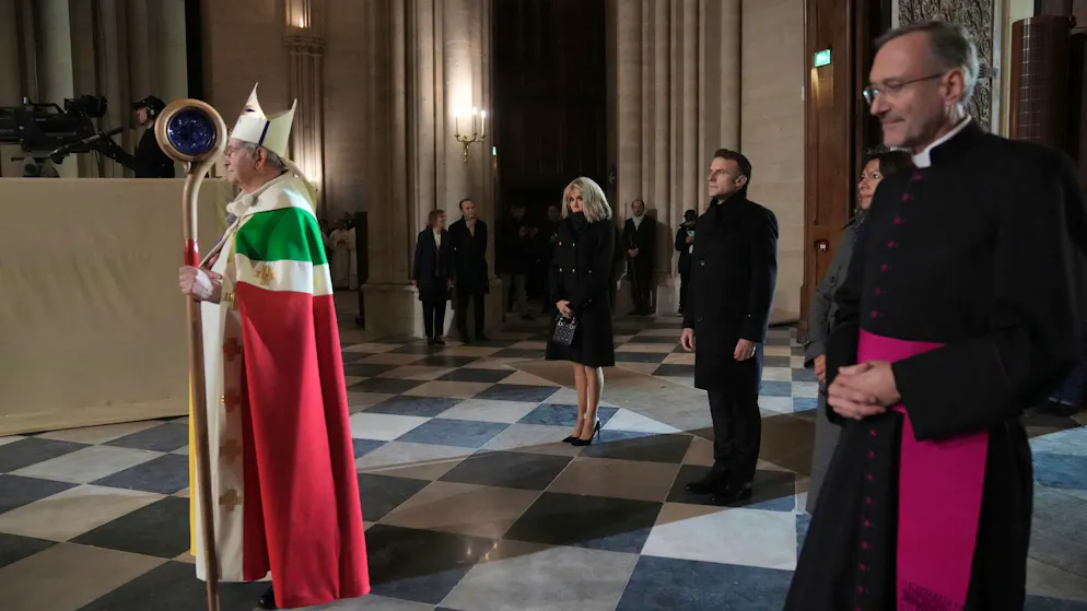 Notre-Dame wiedereröffnet – mit Glanz und viel Emotionen - Gallery. Der Pariser Erzbischof Laurent Ulrich öffnete die Türen der Kathedrale.
