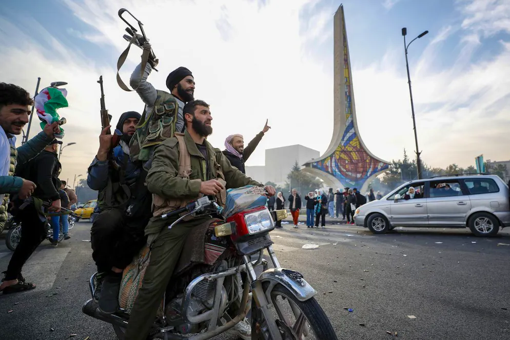 Der Umsturz in Syrien in Bildern. Oppositionelle Kämpfer feiern den Umsturz in Damaskus am 8. Dezember. Dieser Tag markiere «ein neues Kapitel» der syrischen Nation, liess das Aussenministerium in einer Stellungnahme verlauten, nachdem der Präsident getürmt ist.