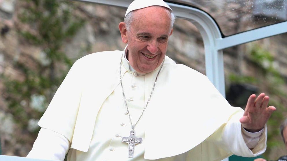 Celebrazioni. Italia: attivista tenta d'avventarsi sull'auto al corteo del Papa, ma viene bloccata