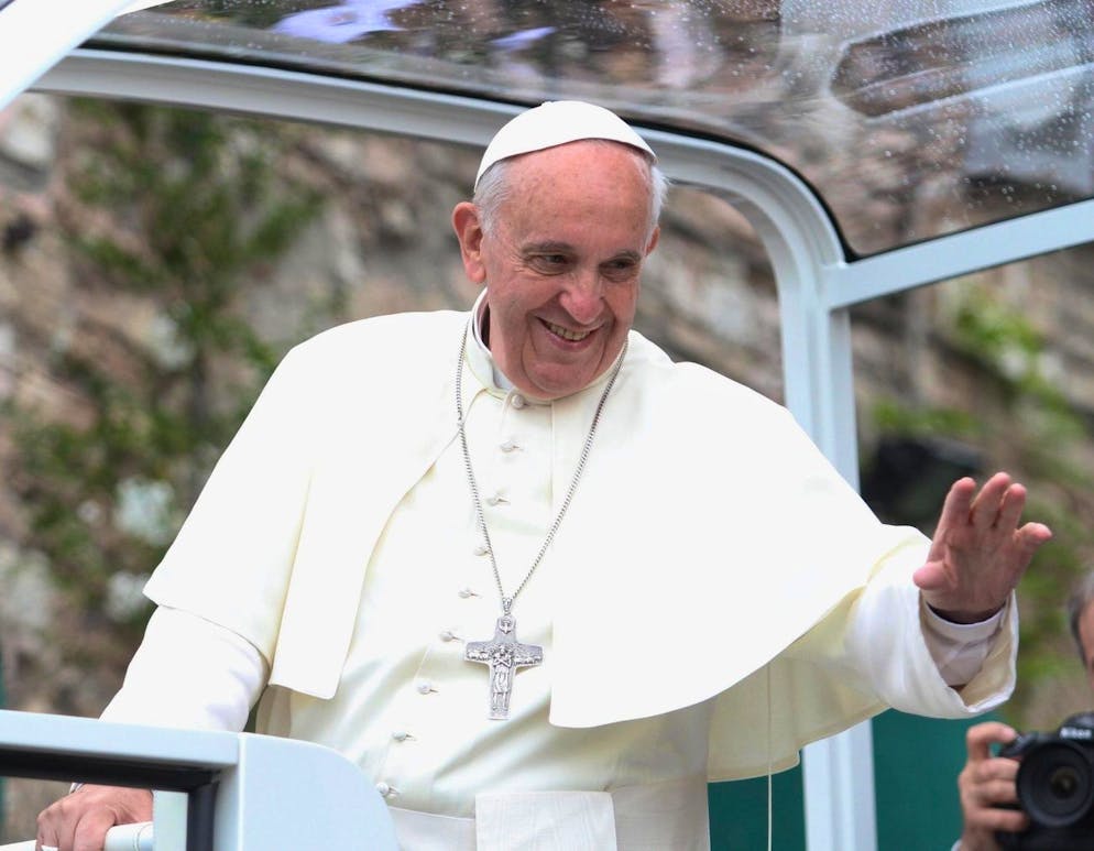 Papa Francesco sulla papamobile in un'immagine di qualche anno fa.