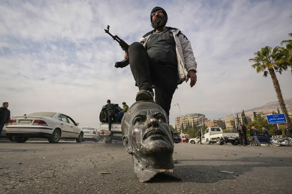 Der Umsturz in Syrien in Bildern. Ein Aufständischer posiert am 8. Dezember mit dem Kopf einer gestürzten Statue von Hafis al-Assad, dem Langzeitherrscher und Vater des nun geflohenen Diktators Baschar. Am frühen Sonntagmorgen hatte eine Allianz aus verschiedenen Rebellengruppen die Einnahme der syrischen Hauptstadt Damaskus vermeldet. Da war Assad offenbar bereits aus dem Land geflohen.