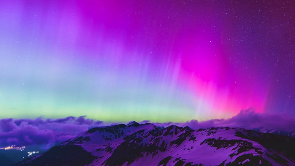 Rätselhaftes Leuchten. Japanische Forscher lokalisieren blaue Polarlichter