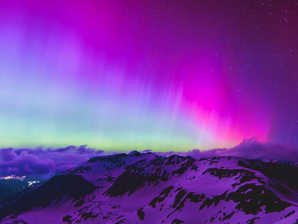 Polarlichter sind häufig als grüne wallende Vorhänge sichtbar, auch violette oder rötliche Bänder bekommen Beobachter manchmal zu sehen. 