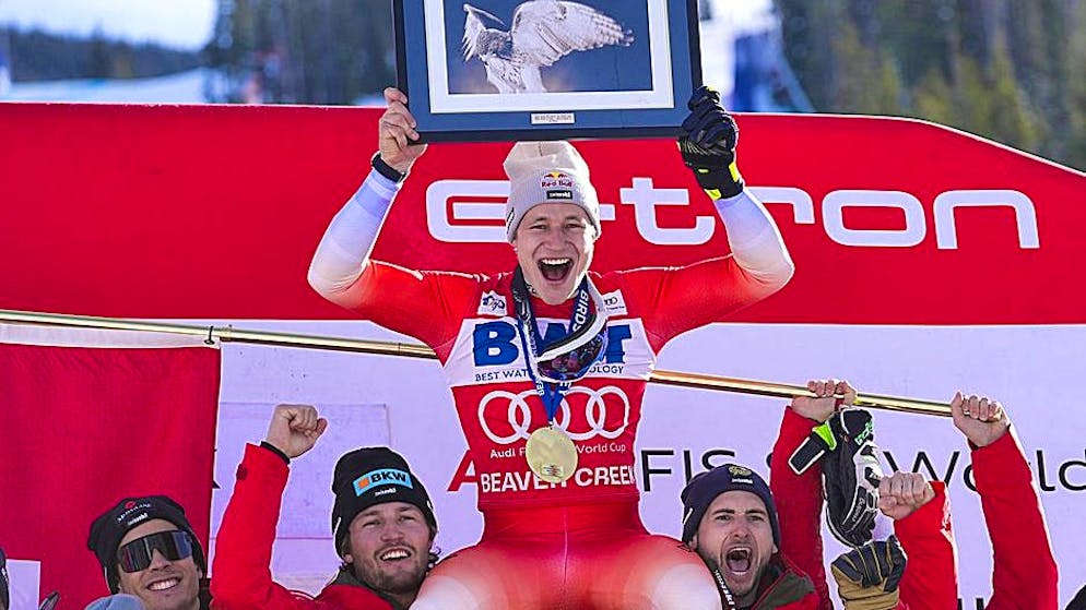 Odermatt viene festeggiato dalla squadra svizzera dopo il suo trionfo nel super-G di Beaver Creek.