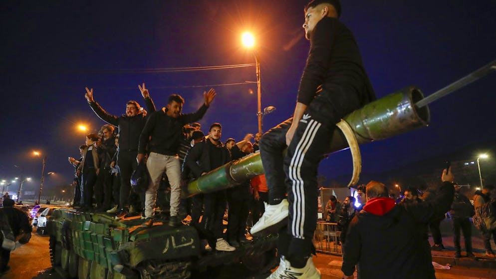 Syrer feiern die Ankunft von Oppositionskämpfern in Damaskus. (8. Dezember 2024) 