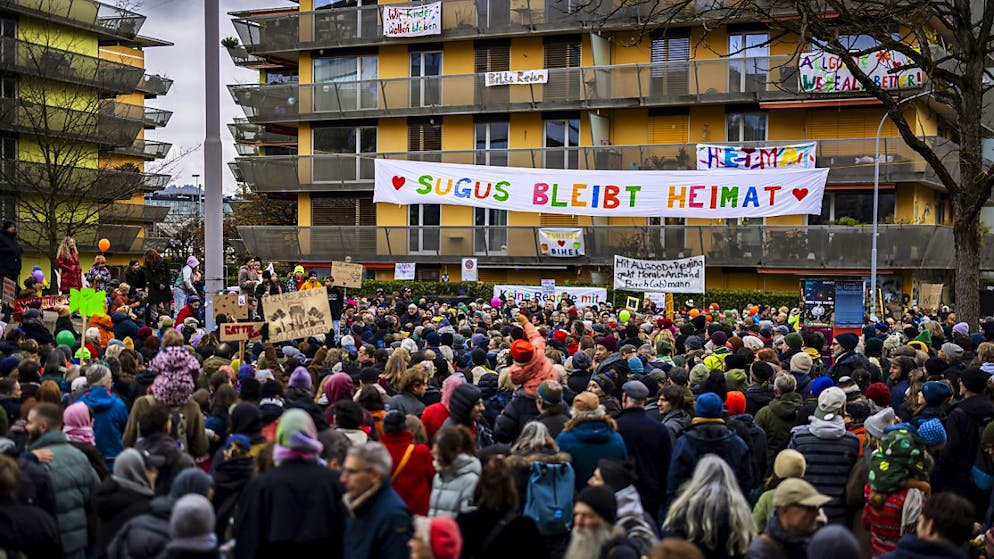 Teilnehmende während einer Solidaritätskundgebung mit den Mietenden der Sugus-Wohnbloecke nach einer Massenkündigung wegen Totalsanierung.